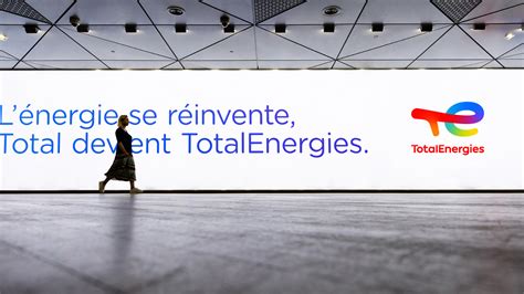 Total change de nom et devient TotalEnergies .
